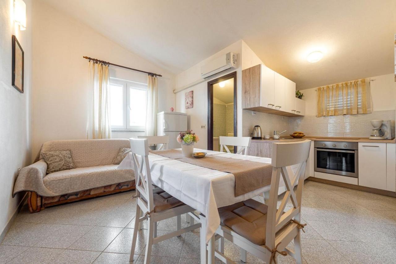 Family Friendly Seaside Apartments Kozino, Zadar - 5749 Petrcane Εξωτερικό φωτογραφία